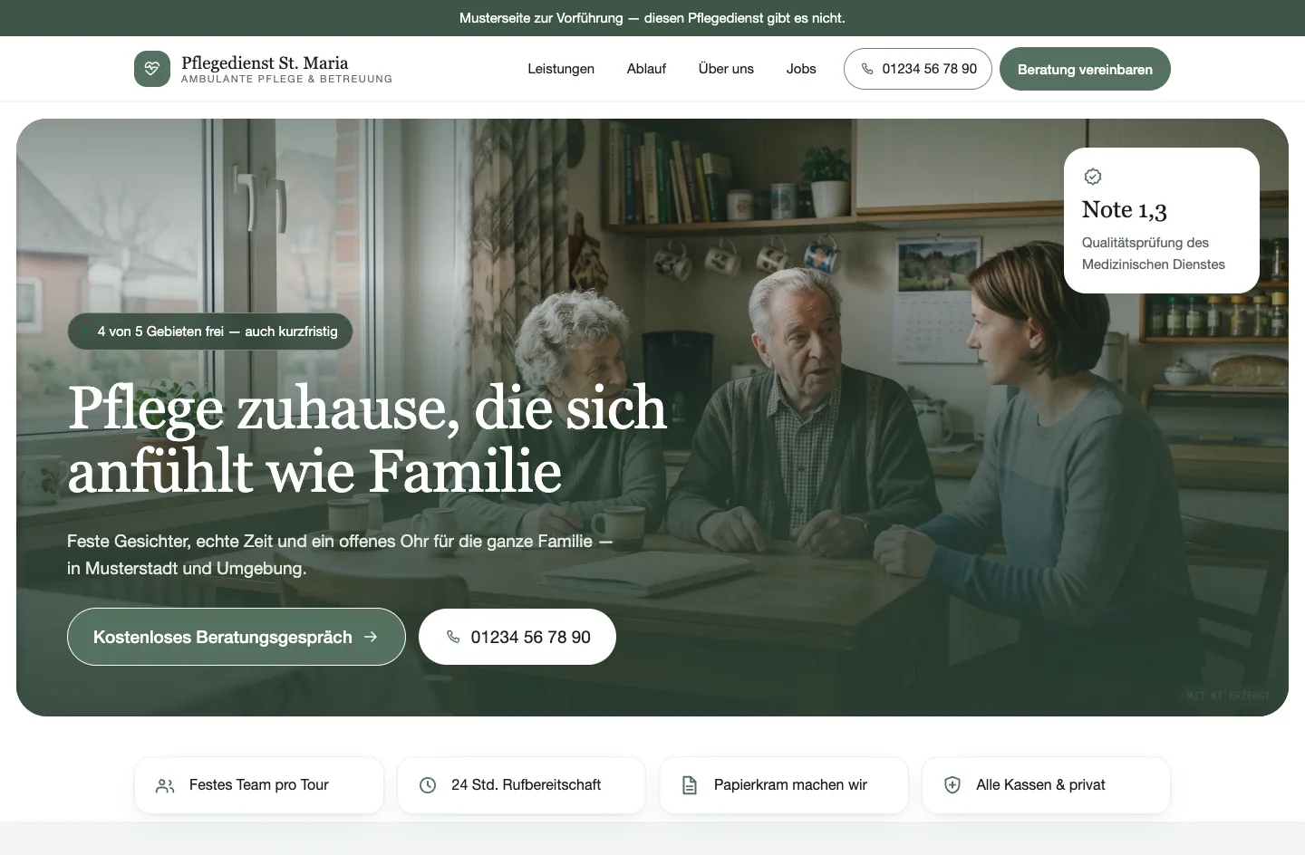 Seite eines ambulanten Pflegedienstes: über dem Kopf ein Balken „Musterseite zur Vorführung“, darunter die Überschrift „Pflege zuhause, die sich anfühlt wie Familie“ über einem Foto von drei Menschen an einem Küchentisch, rechts eine Karte mit der Note 1,3 aus der Qualitätsprüfung des Medizinischen Dienstes, darunter eine Reihe von festem Team, Rufbereitschaft, Papierkram und Kassen.