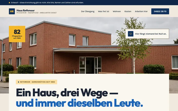 Entwurf einer Trägerseite: ein Foto des Hauses über die volle Breite, darüber die Zahl der Pflegeplätze, darunter die Überschrift „Ein Haus, drei Wege — und immer dieselben Leute.“ mit zwei Schaltflächen.