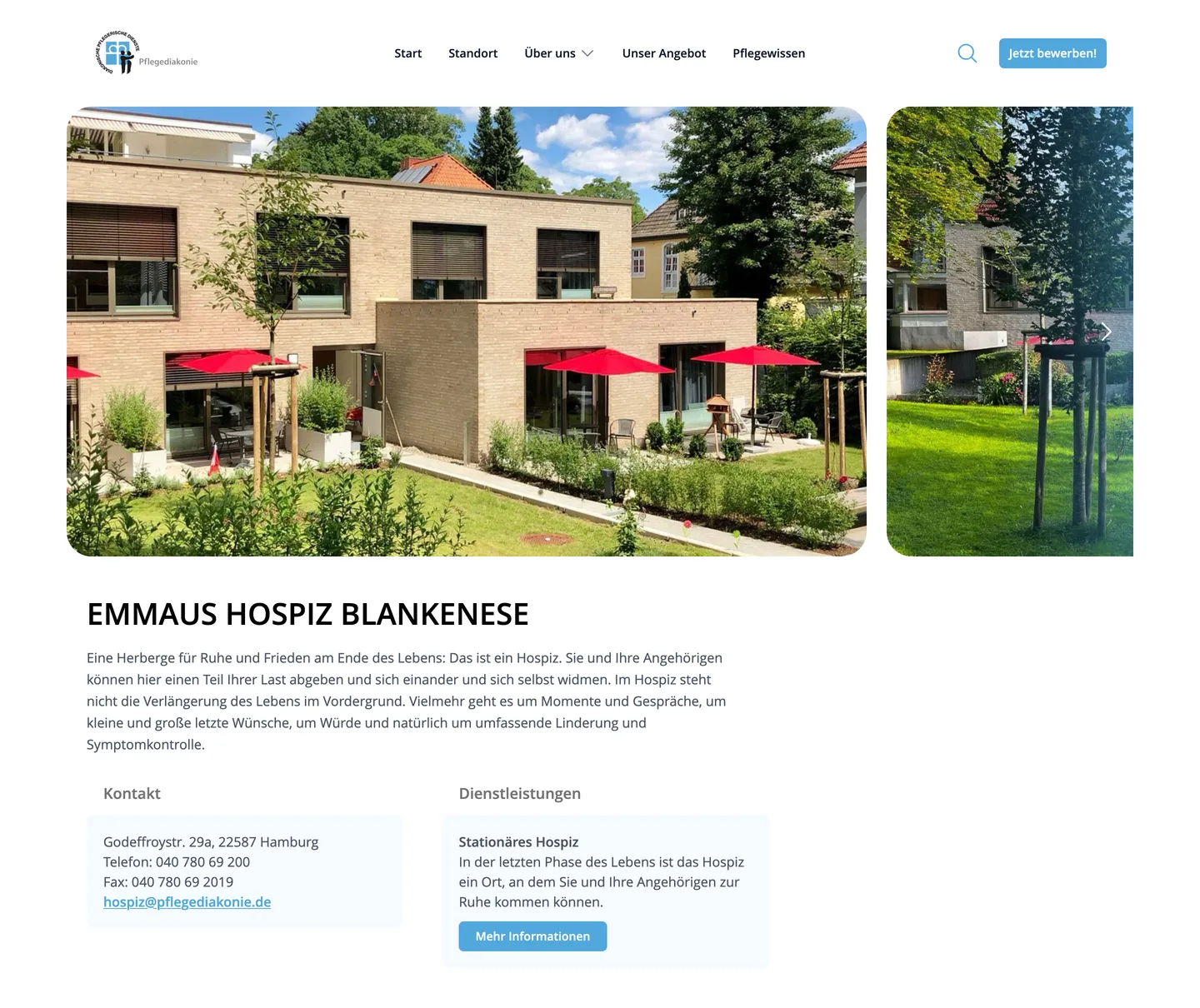 Standortseite des Emmaus Hospiz Blankenese: zwei Fotos des Hauses mit Garten und roten Sonnenschirmen, darunter der Name, eine Beschreibung des Hospizes sowie Kontaktangaben mit Anschrift, Telefon und E-Mail neben den angebotenen Leistungen.